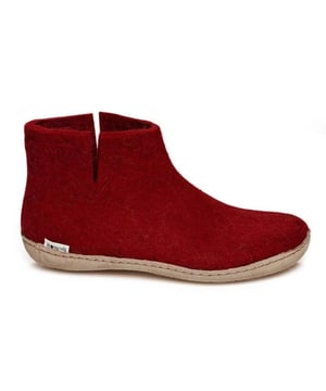 

     Artikel Low Boot Leather Sole G in kleur 08-Red is een prachtige rode pantoffel met dichte hiel, voor dames, van het merk Glerups. De zool is van cosy zool. De voering is ongevoerd. De voetwijdte is standaard.
    
    