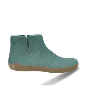 

     Artikel Low Boot Leather Sole G in kleur 11-North Sea is een prachtige blauwe pantoffel met dichte hiel, voor dames, van het merk Glerups. De zool is van cosy zool. De voering is ongevoerd. De voetwijdte is standaard.
    
    