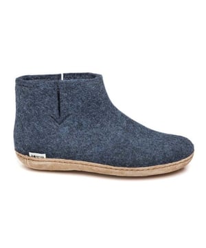 

     Artikel Low Boot Leather Sole G in kleur 10-Denim is een prachtige blauwe pantoffel met dichte hiel, voor dames, van het merk Glerups. De zool is van cosy zool. De voering is ongevoerd. De voetwijdte is standaard.
    
    