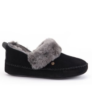 

     Artikel BAR 3410-Barrine in kleur 99-Black is een prachtige zwarte pantoffel met dichte hiel, voor dames, van het merk Warmbat. De zool is van rubber. De voering is bont. De voetwijdte is standaard.
    
    