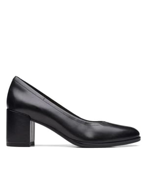 
Echte klassiekers raken nooit uit de mode – inclusief de stijlvolle, gestroomlijnde Freva 55-pumps. Deze stijl, die een aanvulling vormt op een pantalon en een nette rok, geeft een tijdloze afwerking aan kantooroutfits en zorgt ervoor dat je perfect in balans bent dankzij de gemakkelijk te dragen blokhakken. Trek dit paar leren hakken aan en ervaar de hele dag het zachte comfort van het Contour Cushion-voetbed.