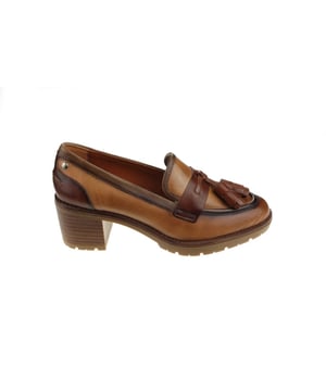 
Er gaat niets boven het gevoel je authentieke zelf te laten zien door je stijl, en dat is wat je krijgt met de Pikolinos Llanes loafers met hak voor dames. Ze laten je met maximaal comfort lopen dankzij de gedempte binnenzool en antislipzool. Je zult genieten van elke stap die je erin zet.

- Gedempte binnenzool
- Hakhoogte 6 cm (2,4")
