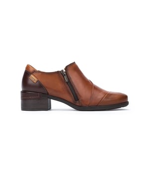 
De Pikolinos Málaga schoenen met lage hak hebben een klassieke stijl die is aangepast aan het moderne leven. Daarom maken we ze gemakkelijk aan te trekken met een ritssluiting aan de zijkant. Je kunt ze snel aan- en uittrekken. Het enige wat je nodig hebt in schoenen is comfort, design en tijdloosheid, en als ze van goede kwaliteit zijn met leer, heb je alles wat je nodig hebt om als beste uit de bus te komen. Je zult van ze houden!