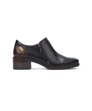 
De Pikolinos Málaga schoenen met lage hak hebben een klassieke stijl die is aangepast aan het moderne leven. Daarom maken we ze gemakkelijk aan te trekken met een ritssluiting aan de zijkant. Je kunt ze snel aan- en uittrekken. Het enige wat je nodig hebt in schoenen is comfort, design en tijdloosheid, en als ze van goede kwaliteit zijn met leer, heb je alles wat je nodig hebt om als beste uit de bus te komen. Je zult van ze houden!