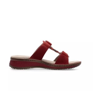
Met deze prachtige muiltjes ben jij helemaal on trend deze zomer. De gevlochten leren banden zijn een echte eyecatcher en geven goede ondersteuning. De muiltjes zien er niet alleen trendy uit, ze zijn ook bijzonder handig en comfortabel omdat ze zijn uitgerust met de innovatieve HighSoft-functie. Het stevig geïntegreerde voetbed is zacht onderlegd en past zich perfect aan de vorm van de voet aan. Het hoogwaardige bovenwerk van zacht leer vormt zich heerlijk naar de voet. De gekruiste banden zijn met leer gevoerd zodat ze zacht op de voet liggen en geen drukpunten veroorzaken. De opvallend geprofileerde zool zorgt immers niet alleen voor een goede grip, hij ziet er ook nog eens bijzonder sportief en stijlvol uit. Met deze luchtige muiltjes ben je goed uitgerust voor de warmere dagen.