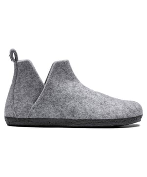 Smalle pasvorm, de BIRKENSTOCK Andermatt is een pantoffel met een verhoogde schacht en een uitneembaar voetbed. Daarom kunt u kiezen uit drie inlegzolen. U kunt kiezen uit het Standaard Voetbed, het Zachte Voetbed en het Shearling Voetbed. Alle drie de inlegzolen zijn afzonderlijk te bestellen. Perfect voor het hele jaar door! Deze basisversie van dit ontwerp is voorzien van ons standaardvoetbed. Het bootst de natuurlijke afdruk na die ontstaat als je voet op zand loopt en zorgt ervoor dat je comfortabel de dag door kunt komen. Het bovenwerk is gemaakt van zacht wolvilt.