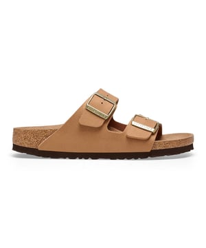Nu in de sale: dit Birkenstock item voor een zeer lage uitverkoopprijs in onze Birkenstock outlet!
Smalle pasvorm, de BIRKENSTOCK Arizona is een echte klassieker die zowel mannen als vrouwen al tientallen jaren verrukt met zijn tijdloze design. Deze populaire sandaal heeft een update gekregen in een nieuw materiaal, en er is nu een veganistische versie beschikbaar. Het is volledig vrij van dierlijke producten, zoals geverifieerd door onafhankelijke testlaboratoria. Het bovenwerk is gemaakt van huidvriendelijk, synthetisch materiaal dat fluweelzacht aanvoelt.