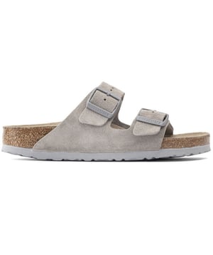 Birkenstock jouw favoriete merk? Op To Be Dressed vind je Birkenstock altijd in de uitverkoop in onze Birkenstock outlet dus sla snel je slag!
Smalle pasvorm, de BIRKENSTOCK Arizona is een echte klassieker die al tientallen jaren zowel mannen als vrouwen verrukt met zijn tijdloze design. De kleurgecoördineerde loopzool rondt de verfijnde look van de schoen af. De op kleur afgestemde gespen met een textielgevoel en een mat design zijn extra blikvangers. Het zachte voetbed biedt met zijn extra schuimlaag extra comfort en verwent de voeten - de hele dag door. Het bovenwerk is gemaakt van bijzonder zacht suède dat als een tweede huid om de voet zit.
