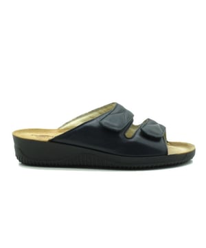 

     Artikel 1940 in kleur 56-Ocean is een prachtige blauwe slipper, voor dames, van het merk Rohde. De zool is van rubber. De voering is gedeeltelijk leer. De voetwijdte is F+.
    <BR>Rohde is een Duits merk en is wereldwijd marktleider op het gebied van pantoffels en sandalen. Rohde, opgericht in 1862, heeft een zeer uitgebreide collectie, kwalitatief hoogwaardige, pantoffels en sandalen maar ook schoenen en laarzen. Bij de productie maakt Rohde gebruik van zachte en soepele materialen. Mede hierdoor is het draagcomfort erg hoog. Bovendien is het schoeisel van Rohde licht in gewicht wat het draagcomfort ten goede komt. De decennia lange ervaring van Rohde is terug te vinden in de pasvorm van de pantoffels, slippers, sandalen, schoenen en laarzen.
    
    