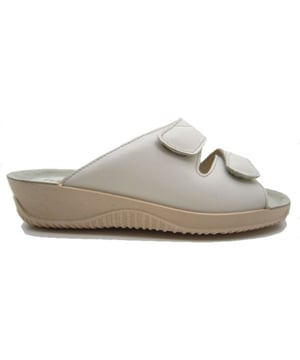 

     Artikel 1940 in kleur 02-Elfenbein is een prachtige bruine slipper, voor dames, van het merk Rohde. De zool is van rubber. De voering is gedeeltelijk leer. De voetwijdte is F+.
    <BR>Rohde is een Duits merk en is wereldwijd marktleider op het gebied van pantoffels en sandalen. Rohde, opgericht in 1862, heeft een zeer uitgebreide collectie, kwalitatief hoogwaardige, pantoffels en sandalen maar ook schoenen en laarzen. Bij de productie maakt Rohde gebruik van zachte en soepele materialen. Mede hierdoor is het draagcomfort erg hoog. Bovendien is het schoeisel van Rohde licht in gewicht wat het draagcomfort ten goede komt. De decennia lange ervaring van Rohde is terug te vinden in de pasvorm van de pantoffels, slippers, sandalen, schoenen en laarzen.
    
    