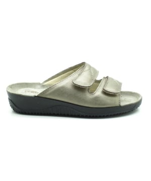 

     Artikel 1940 in kleur 37-Messing is een prachtige bruine slipper, voor dames, van het merk Rohde. De zool is van rubber. De voering is gedeeltelijk leer. De voetwijdte is F+.
    <BR>Rohde is een Duits merk en is wereldwijd marktleider op het gebied van pantoffels en sandalen. Rohde, opgericht in 1862, heeft een zeer uitgebreide collectie, kwalitatief hoogwaardige, pantoffels en sandalen maar ook schoenen en laarzen. Bij de productie maakt Rohde gebruik van zachte en soepele materialen. Mede hierdoor is het draagcomfort erg hoog. Bovendien is het schoeisel van Rohde licht in gewicht wat het draagcomfort ten goede komt. De decennia lange ervaring van Rohde is terug te vinden in de pasvorm van de pantoffels, slippers, sandalen, schoenen en laarzen.
    
    