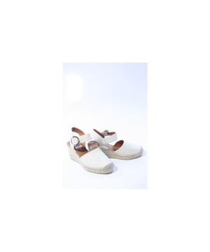 Soms is het tijd om jezelf even te verwennen. Met deze topper van Viguera lukt dat zeker. Tijdloos en elegant en een hotitem uit de nieuwste collectie van Viguera.
Merk: Viguera, Model: Espadrilles, Materiaal: Leer, Hakhoogte: 5 cm, Kleur: Beige