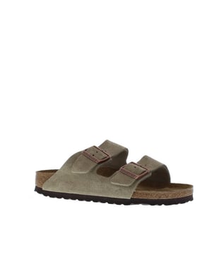 Stijlvol en elegant voor de dag komen doe je met deze topper uit de laatste Birkenstock collectie. 
<h2>Birkenstock Arizona Dames Slipper</h2> <p> </p> <div> De<b> Birkenstock Arizona</b> slipper staat bekend om zijn eenvoudige, tweeriems ontwerp. Deze sandaal belichaamt een klassieke stijl en heeft zich al lang gevestigd als een comfortabele en iconische keuze. Het zachte voetbed, met een geïntegreerde schuimlaag, zorgt voor een luxe draagervaring gedurende de hele dag. Het bovenwerk is gemaakt van dik, geolied nubuckleer met ruwe randen voor een unieke uitstraling. </div> <div> <br> </div> <div> Dit populaire model van Birkenstock snel in huis hebben? Bestel online of kom langs in één van onze winkels. </div> <div> <br> </div> <p> </p> <p> </p> <p> </p> <h3>Eigenschappen</h3> <ul> <li> <div> twee riemen met elk een individueel verstelbare metalen gesp </div> </li> <li>Gemaakt in Duitsland</li> <li>EVA zool</li> </ul> <p> </p>