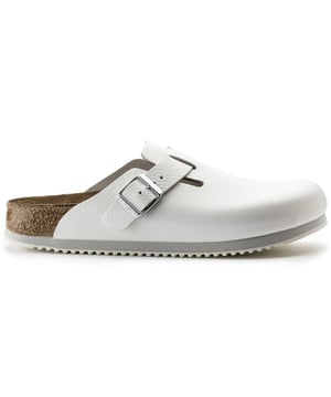 
Smalle pasvorm, de BIRKENSTOCK klomp Boston is een echte klassieker die gemakkelijk het hele jaar door gedragen kan worden. Dankzij de twee componenten bevordert de zool stabiliteit en comfort. Het bestaat uit een dempende tussenzool van EVA en een slipvaste buitenzool van echt rubber. Het bovenwerk is gemaakt van hoogwaardig, zacht natuurlijk leer. Het natuurlijke leer dat we gebruiken is meestal glad leer, in sommige gevallen getrommeld leer. Deze leersoort heeft veel bijzondere eigenschappen, zoals ademend vermogen, aanpassing aan de voetvorm en duurzaamheid.