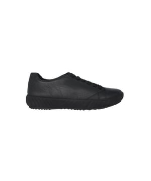 
Niet alleen sportieve vrouwen zullen dol zijn op deze supercomfortabele sneakers van ara. Dankzij de zachte vulling rondom zit de schoen perfect op de voet en worden ongemakkelijke en pijnlijke drukpunten vermeden. De extra brede veters met metalen oogjes zorgen voor een perfecte pasvorm en zien er ook nog eens trendy uit. Het voetbed is verwisselbaar en kan snel en eenvoudig worden vervangen door uw eigen inlegzolen. Schoenen uit de nieuwe ara productlijn a-round staan voor duurzame producten. De binnenvoering van badstof op bamboebasis is gemaakt van hernieuwbare grondstoffen en de chroomvrije looiing van het leer garandeert niet alleen een hoog draagcomfort, maar voorkomt ook de vorming van schadelijke stoffen. Door de dikke plateauzool ziet de schoen er erg sportief uit. Door de comfortabele extra wijdte is de schoen ook ideaal voor iets bredere voeten en knelt niet. Actieve vrouwen zullen niet alleen in hun vrije tijd van deze schoenen houden. Het is de perfecte metgezel voor iedereen die graag comfortabele schoenen draagt.