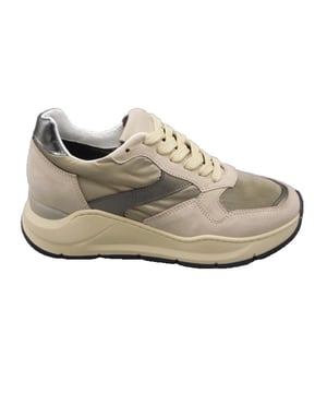 Nu extra voordelig in onze Damesschoenen Sale outlet, dit hippe item uit onze HIP sale! Laatste maten dus ben er snel bij want op=op!
De D1238 22c0 van HIP Shoe Style is een echte blikvanger. De D1238 22c0 is uitgevoerd in de kleur Beige combi. Bekijk ook onze overige collectie van HIP Shoe Style op onze webshop!