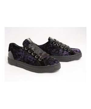 Koop dit Hassia artikel nu met hoge korting op V&D in de online Hassia outlet.
Merk: Hassia, Model: Sneakers, Materiaal: Suede, Breedtemaat: H, Kleur: Blauw, Uitneembaar voetbed: Ja