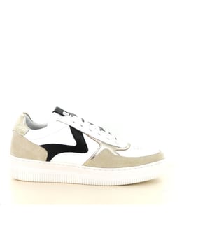
De Maruti Momo Leather sneaker is een perfecte mix van stijl en functionaliteit, ontworpen voor de modebewuste vrouw. Het bovenwerk is vervaardigd uit hoogwaardig leer, aangevuld met unieke hair-on leather details, wat zorgt voor een opvallende en eigentijdse uitstraling.De elegante kleurencombinatie van wit, beige en zwart maakt deze sneaker veelzijdig en eenvoudig te combineren met zowel casual als meer formele outfits. De vetersluiting biedt een verstelbare en stevige pasvorm, terwijl het uitneembare voetbed de mogelijkheid biedt om eigen steunzolen te gebruiken, wat bijdraagt aan extra comfort en ondersteuning.