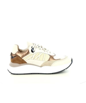
De PS Poelman Charu 01 dames sneaker combineert moeiteloos stijl en comfort. Vervaardigd uit hoogwaardig leer in de kleur glaciar sand/beige, biedt deze sneaker een tijdloze en veelzijdige look die eenvoudig te combineren is met diverse outfits. De combinatie van leer en textiel in de voering zorgt voor ademend vermogen en verhoogd draagcomfort, zelfs bij langdurig gebruik.De vetersluiting zorgt voor een stevige en persoonlijke pasvorm, terwijl de chunky zool van circa 3 cm niet alleen een trendy uitstraling geeft, maar ook extra demping en ondersteuning biedt tijdens het lopen. Het uitneembare voetbed maakt het mogelijk om eigen steunzolen te gebruiken, waardoor deze sneaker ook geschikt is voor specifieke voetbehoeften.PS Poelman is een Nederlands schoenenmerk dat bekend staat om zijn eigentijdse en trendy ontwerpen voor dames. Het merk biedt een breed scala aan schoenen, waaronder enkellaarzen, sneakers en sandalen, allemaal vervaardigd met aandacht voor detail en kwaliteit. Een van de sterke punten van PS Poelman is het aanbieden van modieuze schoenen tegen betaalbare prijzen, waardoor stijl en kwaliteit voor iedereen toegankelijk zijn. 