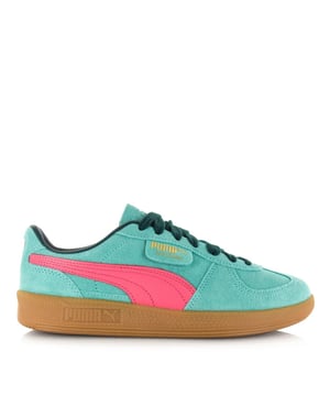 
<p>Ontdek de PUMA Palermo unisex sneakers. Deze opvallende schoenen zijn uitgevoerd in een aqua groene kleur, aangevuld met roze accenten, waardoor ze een echte eyecatcher zijn. Gemaakt van suède, bieden deze sneakers niet alleen een trendy uitstraling, maar ook duurzaamheid en comfort.</p>
<p>De T-vormige neusconstructie voegt een eigentijdse touch toe aan het ontwerp, terwijl de PUMA-branding, inclusief het Palermo-label aan de zijkant, een stijlvolle afwerking biedt. De klassieke zool van gom zorgt niet alleen voor een iconische look, maar biedt ook uitstekende grip en stabiliteit.</p>
<p>Of je nu op straat loopt of op het sportveld staat, met de PUMA Palermo sneakers ben je verzekerd van comfort en stijl, de hele dag door.</p>
<p><strong>Eigenschappen:</strong></p>
<ul classs="wmd-bullets">
<li><span>SKU:</span> 5110-10-14580</li>
<li><span>MPN:</span> 396463 52</li>
<li><span>Merk:</span> Puma</li>
<li><span>Hoofdkleur:</span> Groen</li>
<li><span>Materiaal:</span> Suede</li>
<li>