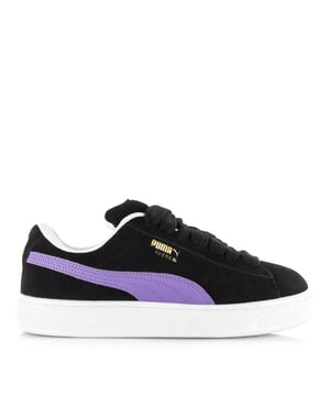 
<p>Stap in stijl met de PUMA Suede XL, een tijdloze unisex sneaker in zwart suède met lila. Deze sneakers bieden niet alleen een iconische uitstraling maar ook ongeëvenaard comfort.</p>
<p>Het uitneembare voetbed van de Suede XL zorgt voor aanpasbaarheid aan je persoonlijke voorkeur, terwijl de grote dikke tong en enkelkraag bijdragen aan het trendy ontwerp. De sneakers zijn voorzien van opvallende dikke veters die de modieuze uitstraling versterken.</p>
<p>Met de kenmerkende PUMA-branding op deze sneakers voeg je een vleugje sportieve stijl toe aan je dagelijkse look. Of je nu onderweg bent naar de sportschool of een casual dagje uit, de PUMA Suede XL biedt niet alleen stijlvolle veelzijdigheid maar ook het comfort waar je naar verlangt.</p>
<p>- (Dikke) witte veter wordt bijgeleverd!</p>
<p><strong>Eigenschappen:</strong></p>
<ul classs="wmd-bullets">
<li><span>SKU:</span> 5110-02-14437</li>
<li><span>MPN:</span> 395205 27</li>
<li><span>Merk:</span> Puma</li>
<li><span>Hoofdkleur:</