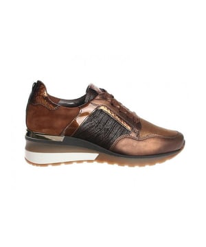 Altijd in de Softwaves uitverkoop op V&D. Dit item koop je nu met flinke korting in de Softwaves outlet!
Op zoek naar een schoen in de categorie Sneakers? De 16 Cognac van Softwaves is een aanwinst voor elke schoenenkast. De schoenen van Softwaves zijn gemaakt van Leer combi en hebben een voering van Leer. De 16 Cognac is uitgevoerd in de kleur cognac.