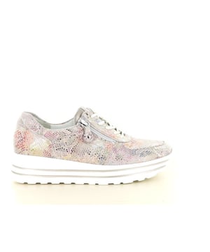 
De Waldläufer 758008 H-Lana is de perfecte veterschoen voor dames die comfort en stijl waarderen. Vervaardigd uit hoogwaardig suède, biedt deze schoen niet alleen een chique uitstraling maar ook een aangenaam draagcomfort. De combinatie van veters en een rits zorgt voor een gemakkelijke instap en een optimale pasvorm.Waldläufer, een gerenommeerd Duits schoenenmerk sinds 1960, staat bekend om zijn toewijding aan kwaliteit en comfort. Met een focus op hoogwaardige materialen en vakmanschap, ontwerpt Waldläufer schoenen die zowel stijlvol als functioneel zijn. De brede pasvorm en het uitneembare voetbed maken deze schoenen bijzonder geschikt voor dragers van steunzolen en voor degenen die op zoek zijn naar extra ruimte en ondersteuning.