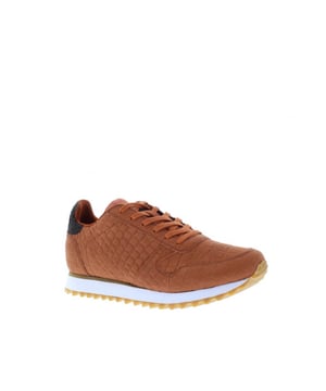 Stijlvol en elegant voor de dag komen doe je met deze topper uit de laatste Woden collectie. 
Woden Ydun Croco II Dames Sneaker Met deze elegante en klassieke sneaker van het Deense merk Woden, ervaar je comfort op z'n best! De schoen is gemaakt van kalfsnubuck, dit is een zeer ademend materiaal dat zorgt voor een goed binnenklimaat in de schoen en zorgt voor een perfecte pasvorm. De krokodillenprint geeft deze sneaker een leuk extraatje! De sneakers van Woden hebben FIFTY, wat betekent dat de binnenkant van de schoen uit tenminste voor de helft uit gerecycled polyester bestaat. Het uitneembare voetbed is van kurk, is schokdempend en absorbeert vocht, waardoor je optimaal comfort ervaart. De buitenzool is gemaakt van natuurrubber met tenminste 10% gerecycled rubber en normaal rubber en heeft een goed profiel wat een stevige grip biedt. Wil je deze hippe sneaker van Woden snel in huis hebben? Bestel dan online of kom naar een van onze winkels. Eigenschappen * Uitneembaar voetbed * DNA en hogere hiel van visleer * Tip: Bestel je eigen maat!