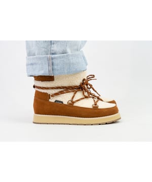 
Luhta Nauttiva MS Dames Snowboots

 Stel je voor dat je met zelfvertrouwen en stijl door de winterse landschappen wandelt, zonder je zorgen te maken over de kou en natte voeten. De Luhta Nauttiva MS Dames Snowboots maken dit scenario werkelijkheid, en nog veel meer! Deze snowboots zijn ontworpen om je voeten warm en gezellig te houden, zelfs in de meest ijzige omstandigheden. De hoogwaardige isolatie beschermt je tegen de kou en houdt je comfortabel tijdens winterse avonturen.

 Luhta Nauttiva Ms Dames Sneeuw Schoenen

 Gemaakt van duurzame materialen die bestand zijn tegen de elementen, houden de Nauttiva MS snowboots je voeten droog, ongeacht of je door sneeuw, regen of modder loopt. Met een zachte voering en een gewatteerde binnenzool bieden deze snowboots een ongeëvenaard comfort. De vetersluiting zorgt voor een aangepaste pasvorm, terwijl de ritssluiting aan de zijkant het aan- en uittrekken gemakkelijk maakt.De buitenzool biedt