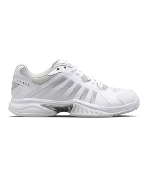 
K-Swiss Reciever dames tennisschoen wit 

 Deze dames tennisschoenen van K-swiss zijn licht van gewicht en hebben een tijdloos en klassiek ontwerp. De tennischoenen hebben en hoog draagcomfort, en zorgen ervoor dat jij je volledig kunt focussen op je tennisspel op de baan. Het bovenwerk van de tennisschoenen is gemaakt van een mix van natuurlijk en synthetisch leer. Hierdoor geniet je van duurzaamheid en optimaal comfort.

 K-Swiss tennisschoen kopen

 De tong van mesh materiaal met ventilatiegaatjes zorgt ervoor dat de schoenen een hoog ademend vermogen hebben. Dankzij het omni-court profiel van de zool zijn deze tennisschoenen geschikt voor zowel kunstgras-, hardcourt-, smashcourt-, en gravelbanen.

 Handig om te weten:   Pasvorm: Normaal