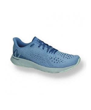 Dit hippe artikel van New Balance vind je nu in de sale op V&D in de New Balance outlet!
NEW BALANCE FRESH FOAM TEMPO V2 HARDLOOPSCHOENEN VOOR DAMES De Fresh Foam Tempo V2 zijn allround hardloopschoenen voor de neutrale hardloper. Deze hardloopschoen is de lichtere versie van de New Balance 1080. Deze hardloopschoen is ontworpen voor het lopen van korte en lange afstanden op hogere snelheid. In het bovenwerk zien we het Hypoknit terug, wat we kennen van de New Balance Vongo en New Balance 1080. Dit bovenwerk biedt op strategische plekken meer rek en ondersteuning. De hielkap is stevig en wat hoger gemaakt om de enkel goed te omsluiten. De Fresh Foam Tempo V2 bevat een Fresh Foam X-tussenzool. Dit vernieuwde Fresh Foam-materiaal voelt lichter en zachter aan, terwijl het meer energie teruggeeft tijdens het hardlopen. De tussenzool geeft ondersteuning door strategisch geplaatste elementen. In de slijtzool is het Endurance-rubber verwerkt. Dit materiaal is zeer slijtvast en verwerkt onder de delen van de voet die overwegend de meeste impact te verwerken krijgen. Onder de middenvoet is EVA-materiaal met strategisch geplaatste groeven verwerkt. Dit materiaal is flexibel en zorgt voor grip en een gemakkelijke afwikkeling. Onder de voorvoet zit tenslotte het Blown Rubber-materiaal, wat zorgt voor meer grip. De slijtzool is licht gebogen en beweegt mee bij het afwikkelen van de voeten. Neutrale afwikkeling Drop: 6 millimeter Gewicht: ca. 258 gram