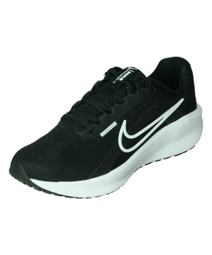 
De Nike Downshifter 13 is een hardloopschoen voor dames. Of je nu net aan je hardloopavontuur begint of een expert bent die graag zijn of haar tempo wil verbeteren, de Downshifter 13 is er klaar voor. Met een vernieuwd bovenwerk en demping en stevigheid helpt hij je die extra versnelling te vinden of die eerste stap te zetten om je doelen na te jagen.<p></p><div><b>Gemaakt met Nike Grind </b><br>De buitenzool bestaat voor minstens 15% uit Nike Grind, een materiaal dat is gemaakt van afval uit het productieproces van schoenen.ï»¿ <br> <br><b>Ventilerende mesh </b><br>Zachte en comfortabele mesh biedt een hoog ademend vermogen. <br> <br><b>Ondersteunend en stevig </b><br>De vernieuwde interne band biedt omsluiting rond de middenvoet voor ondersteuning en een stevig gevoel.</div><br><p></p>