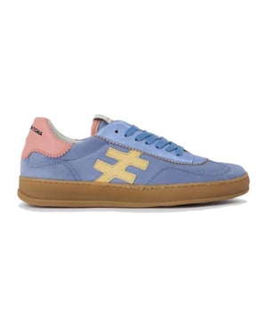 

     Artikel A032-Iconic II in kleur M3-26-Jeans is een prachtige blauwe veterschoen, voor dames, van het merk Another Trend. De zool is van rubber. De voering is leer. De voetwijdte is standaard. Deze veterschoen is voorzien van een uitneembaar voetbed.
    
    