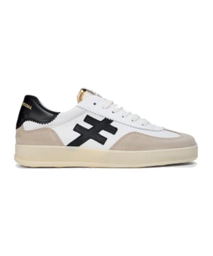 

     Artikel A032-Iconic II in kleur 31-00-Blanco is een prachtige witte veterschoen, voor dames, van het merk Another Trend. De zool is van rubber. De voering is leer. De voetwijdte is standaard. Deze veterschoen is voorzien van een uitneembaar voetbed.
    
    