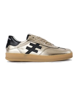 

     Artikel A032-Iconic II in kleur 58-43-Platino is een prachtige bruine veterschoen, voor dames, van het merk Another Trend. De zool is van rubber. De voering is leer. De voetwijdte is standaard. Deze veterschoen is voorzien van een uitneembaar voetbed.
    
    
