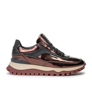 Dit item uit onze Damesschoenen Sale outlet scoor je nu extra voordelig op To Be Dressed waar het altijd Floris van Bommel sale is. 

     Artikel SFW-10100-21-02-Grommi 01.05 in kleur DarkBrown is een prachtige bruine veterschoen, voor dames, van het merk Floris van Bommel. De zool is van rubber. De voering is leer. De voetwijdte is G. Deze veterschoen is voorzien van een uitneembaar voetbe
    
    