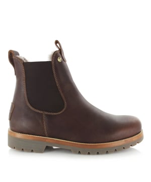 
<p>De Burton Igloo C5 van het merk Panama Jack. Deze kastanjebruine heren boots hebben een buitenzijde gemaakt van waterproof gevet nappaleer en een voering van 100% schapenvacht. De chelsea boot is voorzien van elastische inzetstukken en een uitneembare binnenzool. De Burton Igloo is dankzij de elastische inzetstukken en aantreklussen gemakkelijk aan- en uit te trekken. Warm, enorme comfort en stoer. Met deze Panama Jack schoenen kom jij de winter wel door!</p>
<p><strong>Eigenschappen:</strong></p>
<ul classs="wmd-bullets">
<li><span>SKU:</span> 2250-06-12025</li>
<li><span>MPN:</span> Burton Igloo C5 Napa</li>
<li><span>Merk:</span> PANAMA JACK</li>
<li><span>Hoofdkleur:</span> Bruin</li>
<li><span>Materiaal:</span> Leer</li>
<li><span>Binnenvoering:</span> Textiel</li>
<li><span>Breedte:</span> Normaal</li>
<li><span>Uitneembare zool:</span> Ja</li>
</ul>
<p>Amigo is officieel verkooppunt voor producten van <a href="https://www.amigo.nl/merken/panama-jack/">PANAMA JACK</a> en helpt
