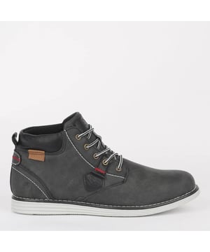 
Heren Casual Boot met comfortabele kraag.  
 * Stoere casual boot 
 * Volledig imitatieleer 
 * Comfortabele rubberen kraag om de enkel 
 * Hollands design 
 * Geleverd met extra binnenzool 
 * Geleverd met extra paar veters 
 * Uitneembare binnenzool voor perfecte demping 
 * Schoenen die je niet hoeft te poetsen en toch mooi blijven 
 * Textiel voering  Schoenen die mooi blijven
In het najaar wil je niet zonder de Dubbeldam boot. Deze stevige herenschoen met veel comfort draag je onder alle weersomstandigheden. Het grove profiel onder de zool zorgt voor extra grip. Ideaal als het modderig is of als er sneeuw ligt.

Comfortabele rubberen kraag om de enkel
De dubbeldam heren boot is afgewerkt met veel luxe details. De stiksels hebben een contrasterende kleur en zoals je van ons gewend bent vind je subtiel het Q-logo op de zijkant, net als ons andere beeldmerk. Onder de kraag van de boots vind je een stoere stud. De kraag met foam zorgt voor extra comfort en warmte. Geen koude enkels