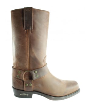 
Topper uit onze  categorie; dit stijlvolle item van het merk 
Sendra. Ben er snel bij want op=op!
Sendra Boots 1918 Pete Bruin Dames Heren Biker Basic Western Cowboylaarzen Vierkante neus Beetje Schuine Hak Vast Sierspoor Treklussen<br><br>Een echte Sendra klassieker, al meer dan 30 jaar in de collectie. Het is een van de meest verkochte modellen in de geschiedenis van Sendra. Met een decoratief spoor op de wreef die de laars een elegante en authentieke stijl verleent. Spoor is niet afneembaar. Onderhouden met een kleurloze schoencreme, die het leer mat laat.br /><br>
<strong>Hoe weet je welke maat laarzen je moet kiezen?</strong><br>
Meet je voetlengte op in centimeters, zoals op de afbeelding in de foto's. Voor maatadvies: <strong>kijk op de maattabel in de foto's</strong><br>
<br>
<strong>Kleur en Materiaal:</strong><br>
Het kenmerk van handwerk is dat er altijd kleine verschillen zijn. Er zijn geen twee laarzen of riemen precies hetzelfde.<br>
We verkopen leer en dat heeft de charme van kleine variaties, daaraan herken je de echtheid van leer.<br>
De laarzen en riemen worden door Sendra Boots vaak behandeld met een dun laagje olie. Daardoor kan het leer van je nieuwe laars of riem donkerder zijn. Dit verdwijnt in het dragen. Wil je direct de uiteindelijke kleur te zien, kan je het leer een beetje buigen. Als je de laarzen of riemen poetst worden ze weer wat donkerder.<br>
Exacte kleurweergave is mede afhankelijk van jouw persoonlijke scherminstellingen. <br>
<br>
<strong>Afmetingen:</strong><br>
Hakhoogte ca: 2 cm (gemeten aan de binnenzijde van de hak)<br>
Schachthoogte ca: 28 cm (gemeten aan de zijkant, vanaf de zool)<br>
Schachtwijdte ca: 33 cm  Maten 35 t/m 38<br>
Schachtwijdte ca: 36 cm  Maten 39 t/m 48
<p><strong>Wat iedereen weet die Sendra laarzen draagt:</strong></p>

<p>Sendra laarzen zijn wat stug in het begin en daarom moet je ze eerst voldoende inlopen.<br>
Als ze eenmaal wat soepel zijn, worden ze comfortabel in het dragen en zal je nog lang plezier hebben van jou Sendra laarzen.</p>

<p><strong>Waarom zijn Sendra laarzen zo goed?</strong></p>

<p>Elk paar Sendra-laarzen maakt een productieproces door van meer dan 250 stappen, uitgevoerd door de meester schoenmakers. Ze snijden, vormen en borduren of perforeren het leer met het vereiste motief. De cowboy-geïnspireerde elementen die zo kenmerkend zijn voor het merk vindt je overal weer terug.<br>
Zoals in al zijn collecties gebruikt Sendra alleen het beste leer op de markt. Sendra laarzen (en riemen) worden bijna helemaal met de hand gemaakt. Dit zorgt ervoor dat elk paar laarzen zijn eigen uitstraling en identiteit krijgt. Een paar Sendra boots is een waar kunstwerk.<br>
<br>
Sendra laarzen zijn Goodyear welted: Bij deze constructie is er sprake van een rand (‘welt’) die door een Goodyear Stitch en een Lock Stitched Seam vastzit aan de binnen- en buitenzool en het boven materiaal. Bovendien zit er tussen de binnenzool en de zool een laag kurk die isolerend werkt en zich gaat vormen naar de voet van de drager wat het draagcomfort vergroot.</p>