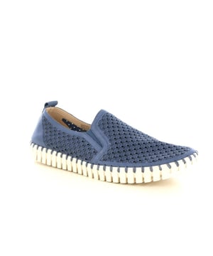 
<p>De Tulip 140 men van Ilse Jacobsen is een mooie instapper gemaakt van stretch materiaal, voor heren. Deze heren instapper heeft een verwisselbaar voetbed en is geschikt voor steunzolen. Deze instapper is uitgevoerd in de kleur 636 blue / grey. De sluiting is door middel van een instap. LET OP: Deze schoen valt klein, bestel één maat groter. </p>

<p> </p>
<table>
<tbody>
<tr>
<td width="302">
<p>Merk</p>
</td>
<td width="302">
<p> Ilse Jacobsen</p>
</td>
</tr>
<tr>
<td width="302">
<p>Artikel</p>
</td>
<td width="302">
<p>Tulip 140 men<br></p>
</td>
</tr>
<tr>
<td width="302">
<p>Kleur</p>
</td>
<td width="302">
<p>636 bleu grey<br></p>
</td>
</tr>
<tr>
<td width="302">
<p>Type</p>
</td>
<td width="302">
<p>Instapper<br></p>
</td>
</tr>
<tr>
<td width="302">
<p>Breedtemaat</p>
</td>
<td width="302">
<p> </p>
</td>
</tr>
<tr>
<td width="302">
<p>Uitneembaar voetbed</p>
</td>
<td width="302">
<p>Ja</p>
</td>
</tr>
<tr>
<td width="302">
<p>Sluiting</p>
</td>
<td width="302">
<p>Instap<br></p>
</td>
</tr>
<tr>
<td width="302">
<p>Materiaal</p>
</td>
<td width="302">
<p>Stretch<br></p>
</td>
</tr>
</tbody>
</table>