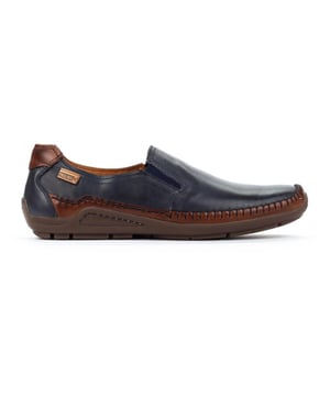 
Gestanste leren schoen. De met de hand genaaide stiksels en elastische zijkanten zorgen ervoor dat deze schoen zich perfect aanpast aan elk type voet.