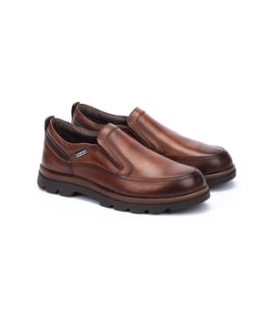 
De must-have loafers met elastiek voor iedereen die een geüpdatete klassieker wil. Loafers die je al het comfort van sneakers geven. Licht en flexibel, met een tweekleurige zool, ze zijn perfect voor veel gelegenheden. Geef je dagelijkse outfits een casual tintje zonder de klassieke look te verliezen die nooit uit de mode raakt. Met uitneembare en gedempte binnenzool.