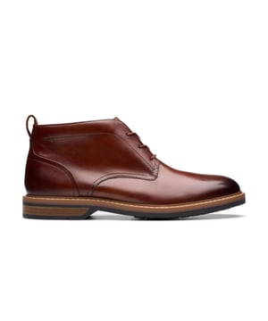 
Een handgemaakte laars die je zowel chique als casual kunt stylen, Aldwin Chukka staat voor een premium esthetiek met blijvend comfort en bijgewerkte designdetails. Strakke leersoorten in kernkleuren worden gecombineerd met kenmerkende voetbedden en gripvaste zolen, zodat elke stap net zo goed aanvoelt als hij eruitziet - terwijl erfgoedstiksels en een gelaagde hak de look in eigentijdse stijl compleet maken. Contour Cushion-voetbed biedt de hele dag comfort. Duurzame TR (thermoplastisch rubber) zool biedt ultieme grip onder de voetplastic rubber) zool biedt ultieme grip onder de voet