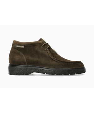 
Qua stijl voegt dit klassieke enkellaarsje een echte plus aan je look toe. De uitneembare binnenzool, met geïntegreerde SOFT-AIR-technologie, en de buitenzool, uitgerust met SCHOKBREKER, minimaliseren de impact en garanderen een moeiteloze wandeling met een veer in je stap. Het vetersysteem maakt een snelle bevestiging zonder druk mogelijk en past zich perfect aan de anatomie van de voet aan. De leren voering bevordert een gezond klimaat in de schoen.