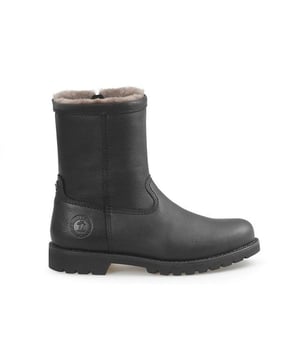 

     Artikel Fedro Igloo C3 - Sheepskin in kleur Napa Grass Negro / Black is een prachtige zwarte laars, voor heren, van het merk Panama Jack. De zool is van rubber. De voering is bont. De voetwijdte is standaard. Deze laars is voorzien van een uitneembaar voe
    <BR>Ruwe wegen, lange stranden of een fanatieke wandeling; met Panama Jack sta je klaar voor elk nieuw avontuur! Het merk Panama Jack werd in 1989 in Spanje opgericht en heeft jarenlange ervaring waardoor er een hoge kwaliteit wordt geleverd door perfect vakmanschap. Vanaf het begin vindt het totale productieproces van Panama Jack in Spanje plaats. Panama Jack is een merk dat bekend staat om zijn back-to-basic modellen met een vintage look. Vanaf het ontwerp van de modellen tot de uiteindelijke verpakking, verzorgt Panama Jack ieder paar met liefde en besteden zij de grootste zorg aan de producten. Zodra je een paar Panama Jack schoenen aantrekt ervaar je het comfort, de natuurlijke uitstraling en de kwaliteit die de schoenen kenmerkt. Bij het maken van de Panama Jack collectie wordt er gedacht en gehandeld vanuit een respect voor de natuur. Het merk weerspiegeld dit principe niet alleen in de collectie maar ook nemen zij deze mee in hun maatschappelijke verantwoording. Bij de productie van de schoenen vindt Panama Jack het belangrijk dat ze het milieu beschermen, culturele ontwikkelingen ondersteunen en over de hele wereld goede doelen helpen. Ze werken bijvoorbeeld samen met stichtingen Ruta BBVA en stichting Vicente Ferrer.
    
    