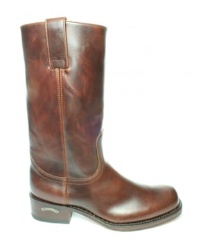 
Het merk Sendra staat bekend om zijn tijdloze uitstraling. Neem bijvoorbeeld dit item uit de nieuwe collectie van Sendra. Geschikt voor elke gelegenheid en nu beschikbaar bij V&D!
Sendra Boots 3162 Seahorse 84 Bruin Basic Western Heren Laars Ronde Neus Rechte Hak Rechte Schacht Trek Lussen<br><br>Een mooie volnerf leersoort in kastanje bruin met een ronde neus en een rechte hak. Het leer laat zich goed onderhouden met kleur creme, maar als het verouderd ziet de laars er nog steeds mooi en doorleeft uit.<br><br><strong>Hoe weet je welke maat laarzen je moet kiezen?</strong><br>Meet je voetlengte op in centimeters, zoals op de afbeelding in de foto's. Voor maatadvies: <strong>kijk op de maattabel in de foto's</strong><br><br><strong>Kleur en Materiaal:</strong><br>Het kenmerk van handwerk is dat er altijd kleine verschillen zijn. Er zijn geen twee laarzen of riemen precies hetzelfde.<br>We verkopen leer en dat heeft de charme van kleine variaties, daaraan herken je de echtheid van leer.<br>De laarzen en riemen worden door Sendra Boots vaak behandeld met een dun laagje olie. Daardoor kan het leer van je nieuwe laars of riem donkerder zijn. Dit verdwijnt in het dragen. Wil je direct de uiteindelijke kleur te zien, kan je het leer een beetje buigen. Als je de laarzen of riemen poetst worden ze weer wat donkerder.<br>Exacte kleurweergave is mede afhankelijk van jouw persoonlijke scherminstellingen. <br><br><strong>Afmetingen:</strong><br>Hakhoogte ca: 3 cm  (gemeten aan de binnenzijde van de hak)<br>Schachthoogte ca: 30 cm (gemeten aan de zijkant, vanaf de zool)<br>Schachtwijdte ca: 36 cm<p><strong>Wat iedereen weet die Sendra laarzen draagt:</strong></p><p>Sendra laarzen zijn wat stug in het begin en daarom moet je ze eerst voldoende inlopen.<br>Als ze eenmaal wat soepel zijn, worden ze comfortabel in het dragen en zal je nog lang plezier hebben van jou Sendra laarzen.</p><p><strong>Waarom zijn Sendra laarzen zo goed?</strong></p><p>Elk paar Sendra-laarzen maakt een productieproces door van meer dan 250 stappen, uitgevoerd door de meester schoenmakers. Ze snijden, vormen en borduren of perforeren het leer met het vereiste motief. De cowboy-geïnspireerde elementen die zo kenmerkend zijn voor het merk vindt je overal weer terug.<br>Zoals in al zijn collecties gebruikt Sendra alleen het beste leer op de markt. Sendra laarzen (en riemen) worden bijna helemaal met de hand gemaakt. Dit zorgt ervoor dat elk paar laarzen zijn eigen uitstraling en identiteit krijgt. Een paar Sendra boots is een waar kunstwerk.<br><br>Sendra laarzen zijn Goodyear welted: Bij deze constructie is er sprake van een rand (‘welt’) die door een Goodyear Stitch en een Lock Stitched Seam vastzit aan de binnen- en buitenzool en het boven materiaal. Bovendien zit er tussen de binnenzool en de zool een laag kurk die isolerend werkt en zich gaat vormen naar de voet van de drager wat het draagcomfort vergroot.</p>