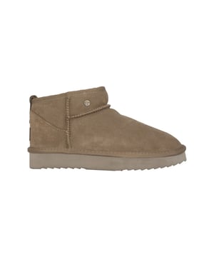 
De Durack Boot heeft een iets smallere instap, wat bijdraagt ​​aan de slanke uitstraling en stevige pasvorm. In het begin is het het beste om een ​​schoenlepel te gebruiken om gemakkelijk in de laars te glijden, vooral als je een hogere wreef hebt. Dit zorgt ervoor dat de laarzen zich optimaal naar je voet vormen, terwijl ze hun structuur behouden.