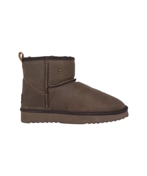 
De outdoor boots van Warmbat zijn heerlijk warm, stevig en ontzettend comfortabel. Perfect voor het typisch Hollandse weer. Ze zijn namelijk water resistant. De binnenvoering en de binnenzool zitten barstensvol Merino schapenwol, die de Warmbats zo uniek maakt. De vezels van de wol ‘ademen’ waardoor jouw voeten in elk seizoen op de juiste temperatuur zijn!
