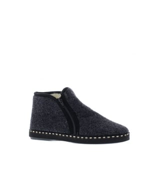 Steel gegarandeerd de show met de hardloper uit de nieuwe collectie van Cypres! 
Cypres Heren Pantoffel Een luxe pantoffel voor heren van het merk Cypres voor de koude winterdagen! Deze herenpantoffels zijn gemaakt van wol. De binnenkant is uitgevoerd in lekker warm vachtmateriaal. De pantoffel kan eenvoudig aan- en uit worden gedaan door de handige ritssluiting. Het zwarte rubberen buitenzooltje zorgt voor duurzaamheid en grip op elke ondergrond. Wil jij deze pantoffels snel in huis hebben? Bestel dan online of kom naar een van onze winkels. Eigenschappen * Grip op elke ondergrond * ritssluiting * Binnen- en buitenkant van wol
