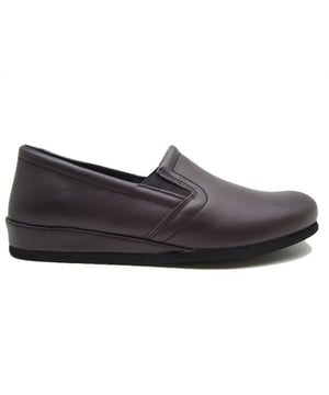

     Artikel 6402 in kleur 48-Weinrot is een prachtige rode pantoffel met dichte hiel, voor heren, van het merk Rohde. De zool is van rubber. De voering is textiel. De voetwijdte is G.
    <BR>Rohde is een Duits merk en is wereldwijd marktleider op het gebied van pantoffels en sandalen. Rohde, opgericht in 1862, heeft een zeer uitgebreide collectie, kwalitatief hoogwaardige, pantoffels en sandalen maar ook schoenen en laarzen. Bij de productie maakt Rohde gebruik van zachte en soepele materialen. Mede hierdoor is het draagcomfort erg hoog. Bovendien is het schoeisel van Rohde licht in gewicht wat het draagcomfort ten goede komt. De decennia lange ervaring van Rohde is terug te vinden in de pasvorm van de pantoffels, slippers, sandalen, schoenen en laarzen.
    
    